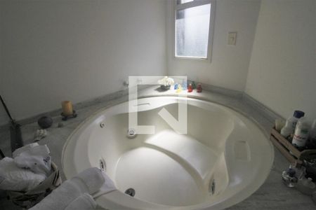 Apartamento à venda com 206m², 3 quartos e 2 vagasBanheira