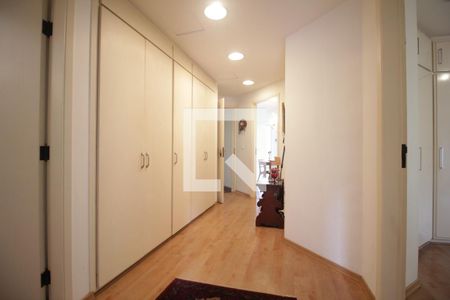 Corredor de apartamento à venda com 3 quartos, 206m² em Vila Suzana, São Paulo