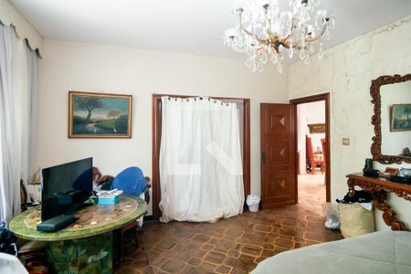 Casa à venda com 1250m², 4 quartos e 5 vagasSala