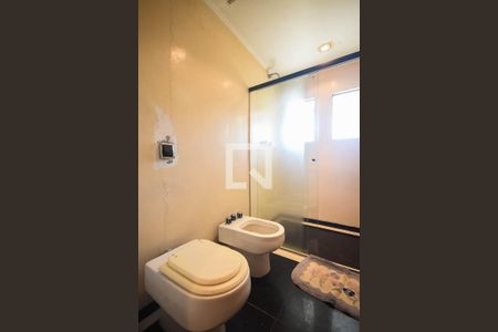 Casa à venda com 700m², 3 quartos e 6 vagas Casa à venda com 700m², 3 quartos e 6 vagasBanheiro suíte 2