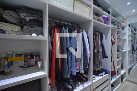 Casa à venda com 200m², 2 quartos e 2 vagas Casa à venda com 200m², 2 quartos e 2 vagasCloset