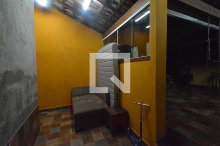 Casa à venda com 200m², 2 quartos e 2 vagas Casa à venda com 200m², 2 quartos e 2 vagasQuintal