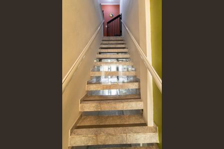 Escada de casa para alugar com 3 quartos, 210m² em Vila Mazzei, São Paulo