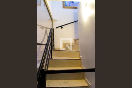 Casa à venda com 160m², 3 quartos e 2 vagas Casa à venda com 160m², 3 quartos e 2 vagasCorredor - Escada