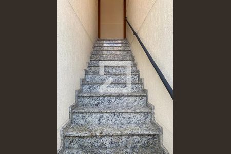 Casa para alugar com 69m², 2 quartos e 1 vaga Casa para alugar com 69m², 2 quartos e 1 vagaEscada