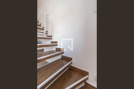 Casa para alugar com 69m², 2 quartos e 1 vaga Casa para alugar com 69m², 2 quartos e 1 vagaEscada