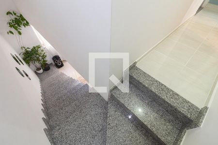 Escada de casa para alugar com 2 quartos, 100m² em Campo Grande, Rio de Janeiro