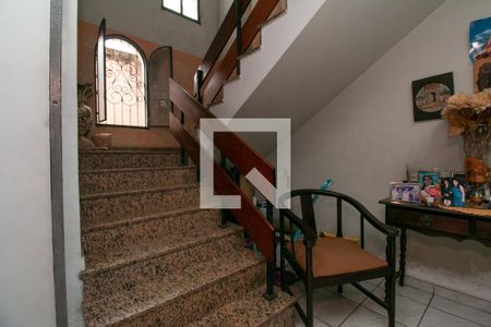 Casa à venda com 480m², 5 quartos e 8 vagasEscadas