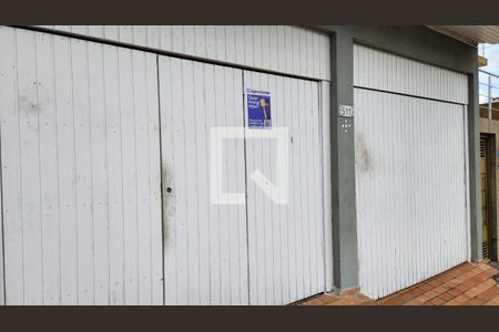 Casa à venda com 488m², 5 quartos e 8 vagas Casa à venda com 488m², 5 quartos e 8 vagasFachada + Plaquinha