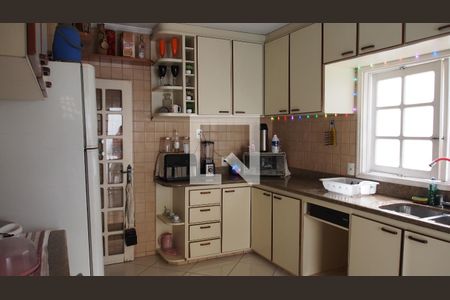 Casa à venda com 488m², 5 quartos e 8 vagasCozinha