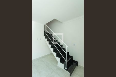 Casa de condomínio para alugar com 75m², 2 quartos e 1 vaga Casa de condomínio para alugar com 75m², 2 quartos e 1 vagaEscada