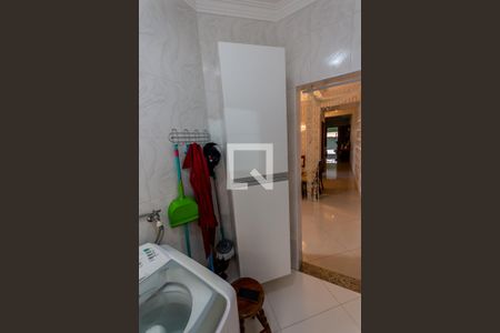 Casa à venda com 200m², 4 quartos e 2 vagas Casa à venda com 200m², 4 quartos e 2 vagasArmário