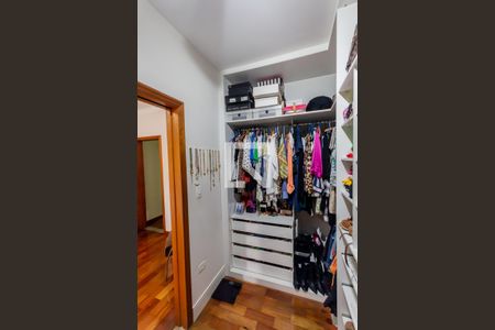 Casa à venda com 200m², 4 quartos e 2 vagas Casa à venda com 200m², 4 quartos e 2 vagasCloset