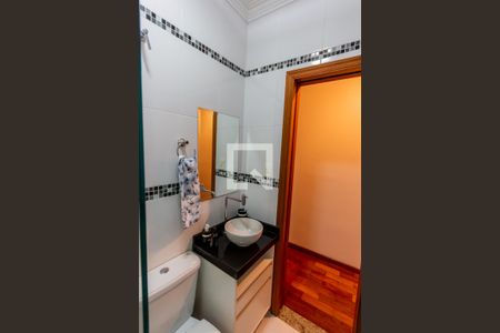 Casa à venda com 200m², 4 quartos e 2 vagas Casa à venda com 200m², 4 quartos e 2 vagasBanheiro