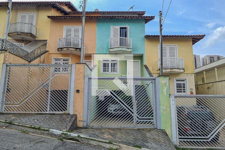 Casa à venda com 140m², 3 quartos e 2 vagas Casa à venda com 140m², 3 quartos e 2 vagasFachada