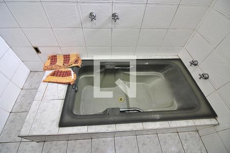 Casa à venda com 372m², 4 quartos e 4 vagasBanheiro da área de serviço