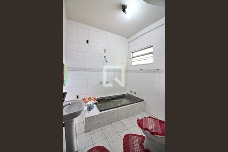 Casa à venda com 372m², 4 quartos e 4 vagasBanheiro da área de serviço