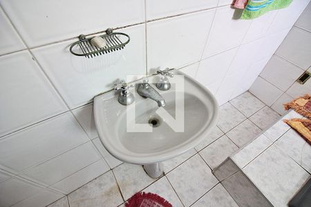 Casa à venda com 372m², 4 quartos e 4 vagasBanheiro da área de serviço