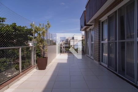 Apartamento à venda com 306m², 4 quartos e 3 vagas Apartamento à venda com 306m², 4 quartos e 3 vagasVaranda da sala