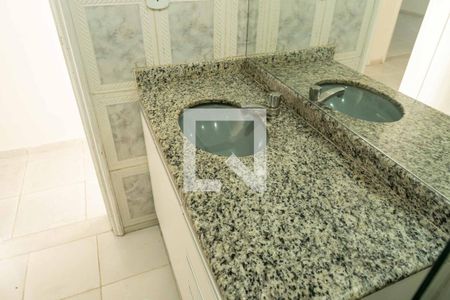 Casa à venda com 241m², 3 quartos e 3 vagasBanheiro Social