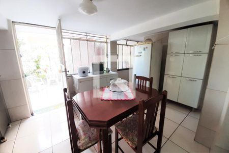 Casa à venda com 180m², 3 quartos e 3 vagas Casa à venda com 180m², 3 quartos e 3 vagasCozinha 2