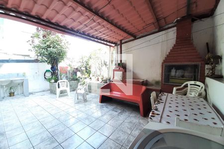 Casa à venda com 180m², 3 quartos e 3 vagas Casa à venda com 180m², 3 quartos e 3 vagasQuintal