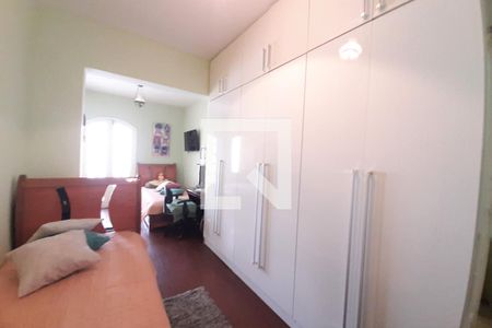 Casa à venda com 180m², 3 quartos e 3 vagas Casa à venda com 180m², 3 quartos e 3 vagasQuarto 2