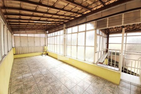 Casa à venda com 180m², 3 quartos e 3 vagas Casa à venda com 180m², 3 quartos e 3 vagasTerraço