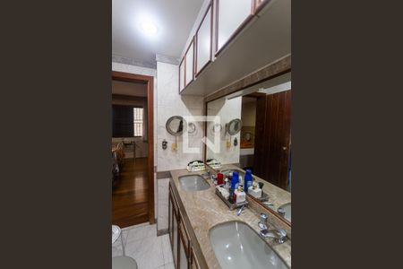 Apartamento para alugar com 230m², 4 quartos e 3 vagas Apartamento para alugar com 230m², 4 quartos e 3 vagasBanheiro da Suíte 1