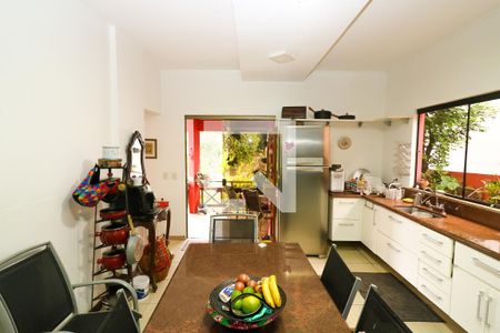 Casa de condomínio para alugar com 260m², 4 quartos e 2 vagasCozinha