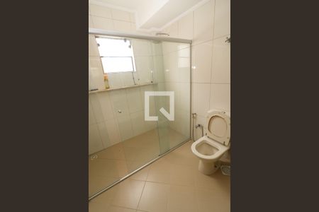 Casa de condomínio para alugar com 260m², 4 quartos e 2 vagasBanheiro da Suíte 2