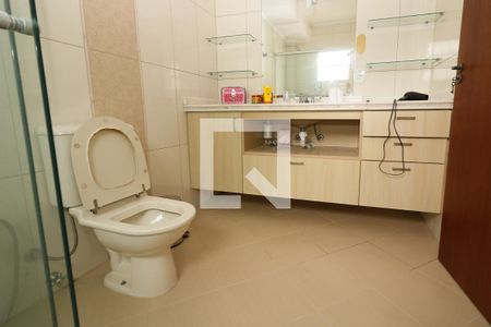 Casa de condomínio para alugar com 260m², 4 quartos e 2 vagasBanheiro da Suíte 2