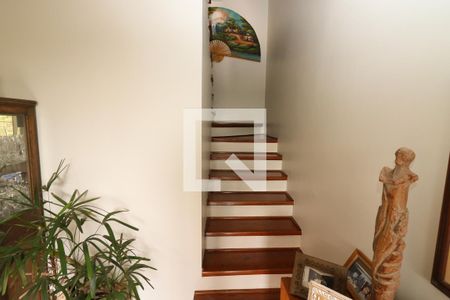 Casa de condomínio para alugar com 260m², 4 quartos e 2 vagasEscada