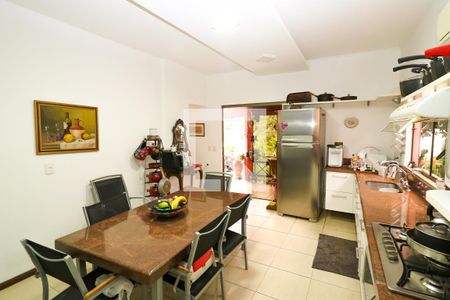 Casa de condomínio para alugar com 260m², 4 quartos e 2 vagasCozinha