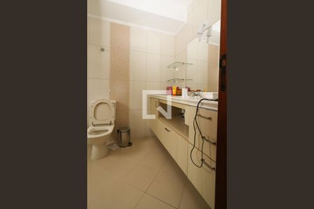 Casa de condomínio para alugar com 260m², 4 quartos e 2 vagasBanheiro da Suíte 2