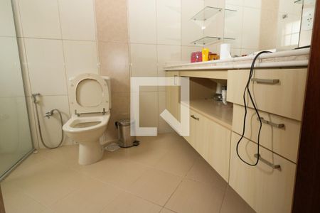 Casa de condomínio para alugar com 260m², 4 quartos e 2 vagasBanheiro da Suíte 2