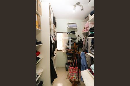 Casa de condomínio para alugar com 260m², 4 quartos e 2 vagasCloset da suíte 1