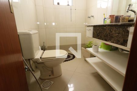 Casa de condomínio para alugar com 260m², 4 quartos e 2 vagasBanheiro Social