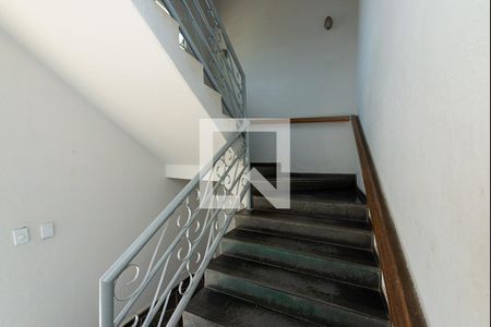 Casa à venda com 455m², 4 quartos e 6 vagas Casa à venda com 455m², 4 quartos e 6 vagasEscada de Acesso