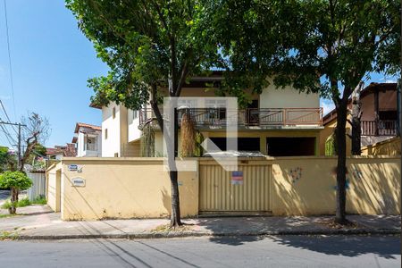 Casa à venda com 455m², 4 quartos e 6 vagas Casa à venda com 455m², 4 quartos e 6 vagasFachada