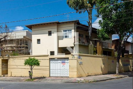 Casa à venda com 455m², 4 quartos e 6 vagas Casa à venda com 455m², 4 quartos e 6 vagasFachada