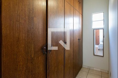 Casa à venda com 455m², 4 quartos e 6 vagas Casa à venda com 455m², 4 quartos e 6 vagasCloset da Suíte