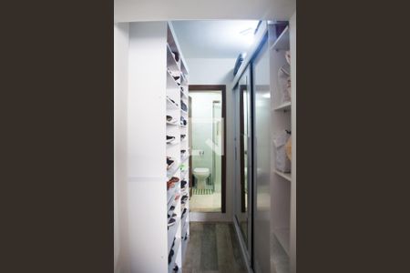 Apartamento à venda com 120m², 2 quartos e 1 vaga Apartamento à venda com 120m², 2 quartos e 1 vagaCloset do quarto