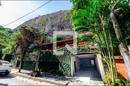 Casa à venda com 450m², 3 quartos e 4 vagasFachada