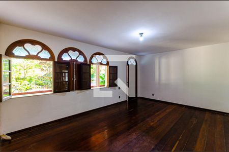 Sala de casa à venda com 3 quartos, 450m² em Itaquatiara, Niterói