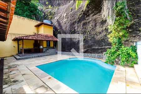 Casa à venda com 450m², 3 quartos e 4 vagasÁrea comum - Piscina