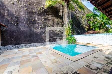 Casa à venda com 450m², 3 quartos e 4 vagasÁrea comum - Piscina