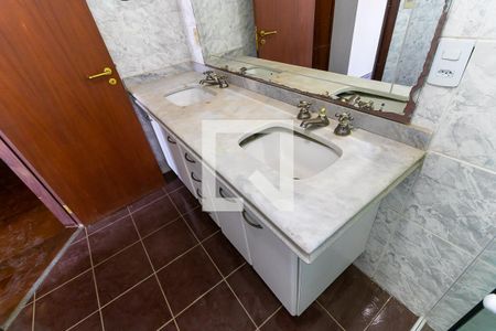 Apartamento à venda com 220m², 3 quartos e 4 vagasBanheiro da suíte