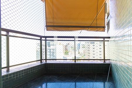 Apartamento à venda com 220m², 3 quartos e 4 vagasSacada da sala de TV