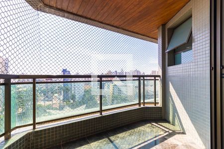 Apartamento à venda com 220m², 3 quartos e 4 vagasSacada do quarto 2